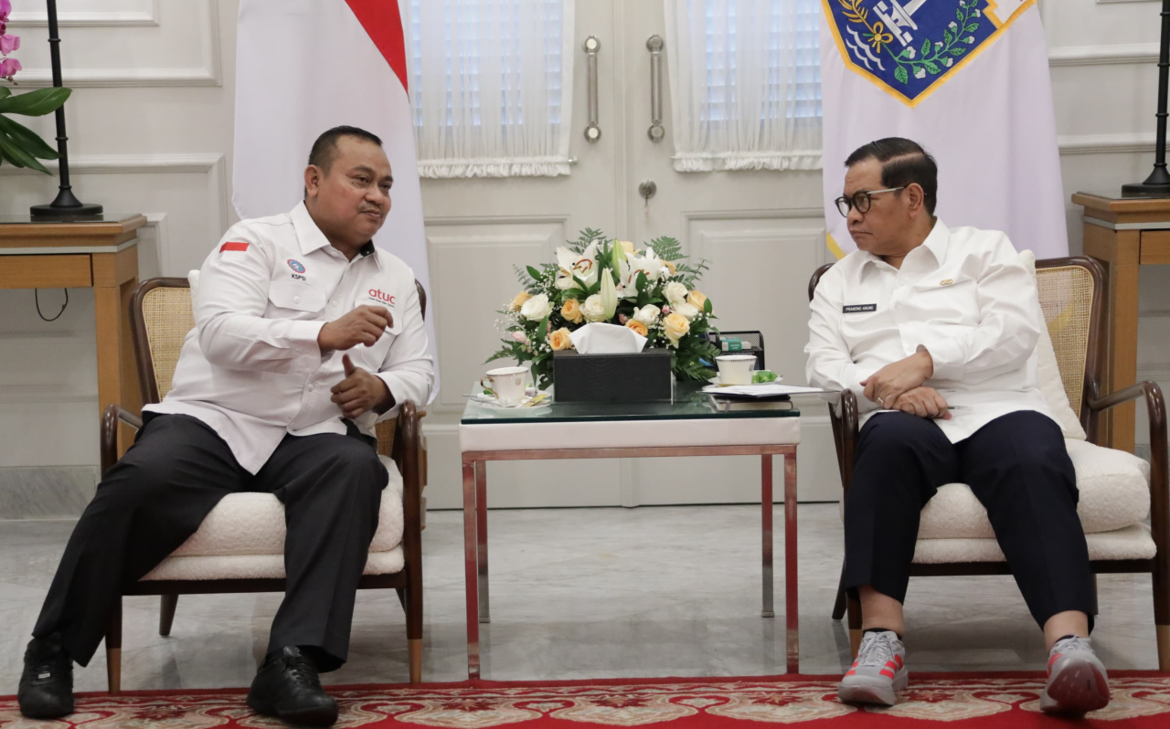 William Yani Wea, Ketua KSPSI AGN DKI Jakarta berdiskusi dengan Gubernur Pramono Anung. foto : KSPSI AGN.