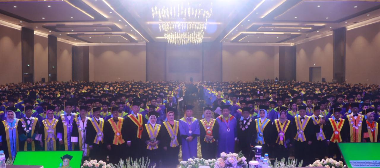 Foto bersama Senat Unitomo dengan seluruh Wisudawan