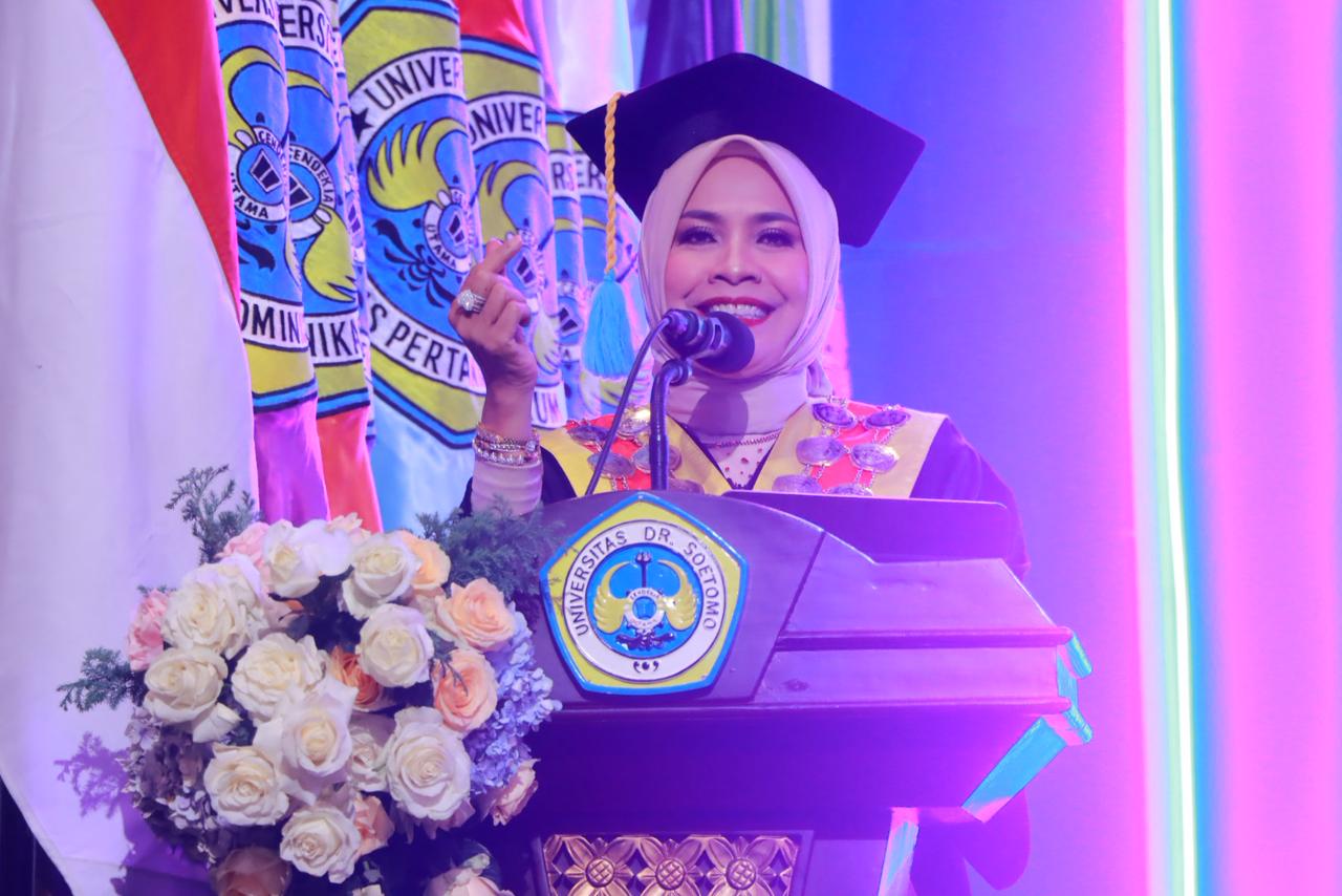 Unitomo Kukuhkan 1.156 Wisudawan, Dari Tokoh Nasional hingga Atlet Dunia