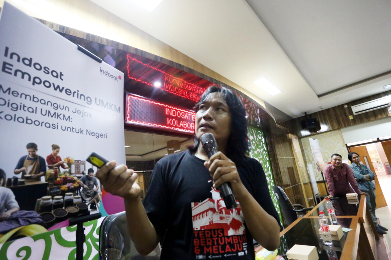 Ali Masduki salah satu narasumber dari RLD yang menjelaskan bagaimana pembuatan foto dan penggunaan AI bagi UMKM. Foto: RLD