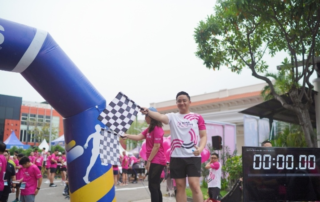 Indra Rusindriansyah, Hotel Manager Aloft Surabaya Pakuwon City, memimpin flag off untuk kategori 10K dan 5K pada kegiatan Road to Give 2025. Foto: Dok-Aloft Surabaya
