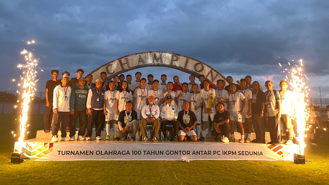 PC IKPM Surodioarjo (Suroboyo Sidoarjo) keluar sebagai juara turnamen Sepak Bola dalam rangka 1 Abad Pondok Pesantren Modern Gontor. Foto: Ayojatim
