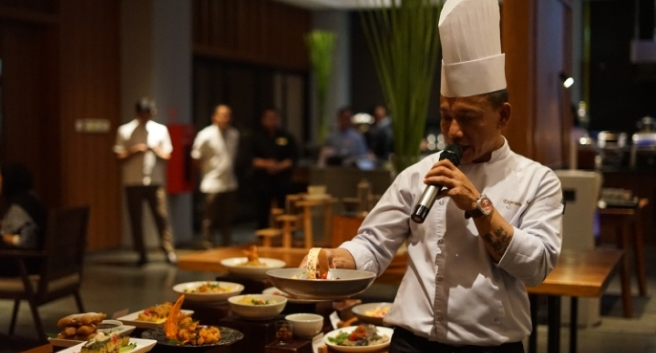 Chef Aziz sedang meracik menu di Ijen Restaurant Kokoon Hotel Banyuwangi