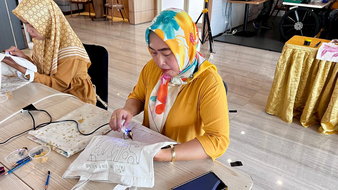 Salah satu peserta dari komunitas ISIK (Ibu Sehat Indonesia Kuat) antusias mengikuti kegiatan Ngebatik di Dafam Pacific Caesar Surabaya, Sabtu, (25/10/2025). Foto: Ayojatim