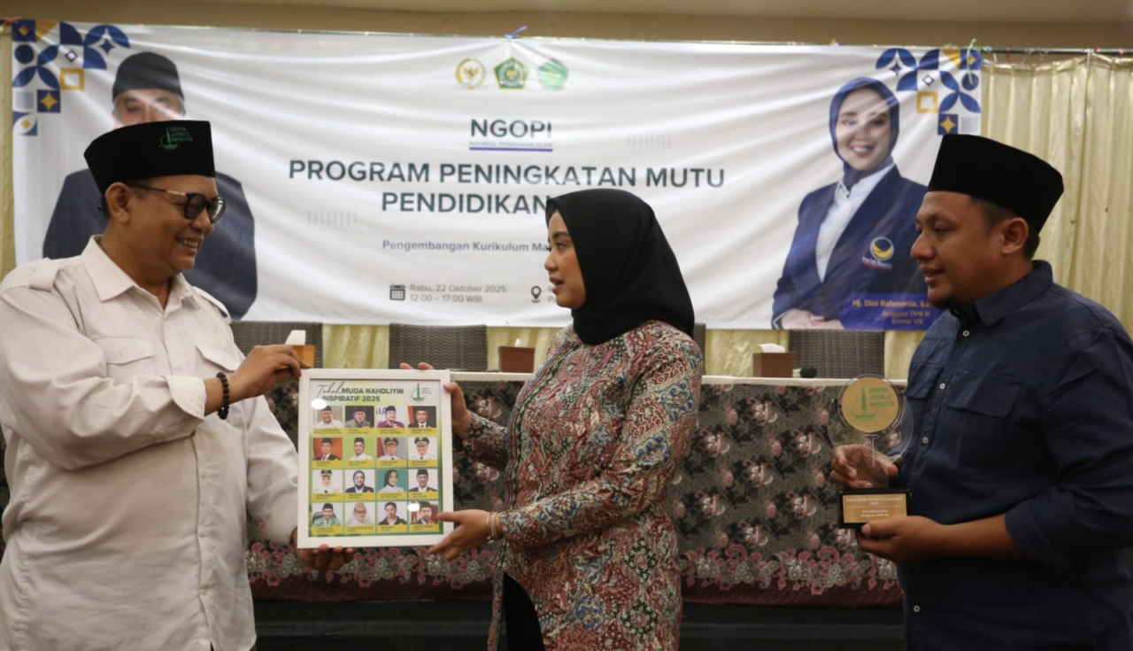 Dini Rahmania, Anggota DPR RI saat menerima penghargaan dari Forkom Jurnalis Nahdliyin. foto: FJN.