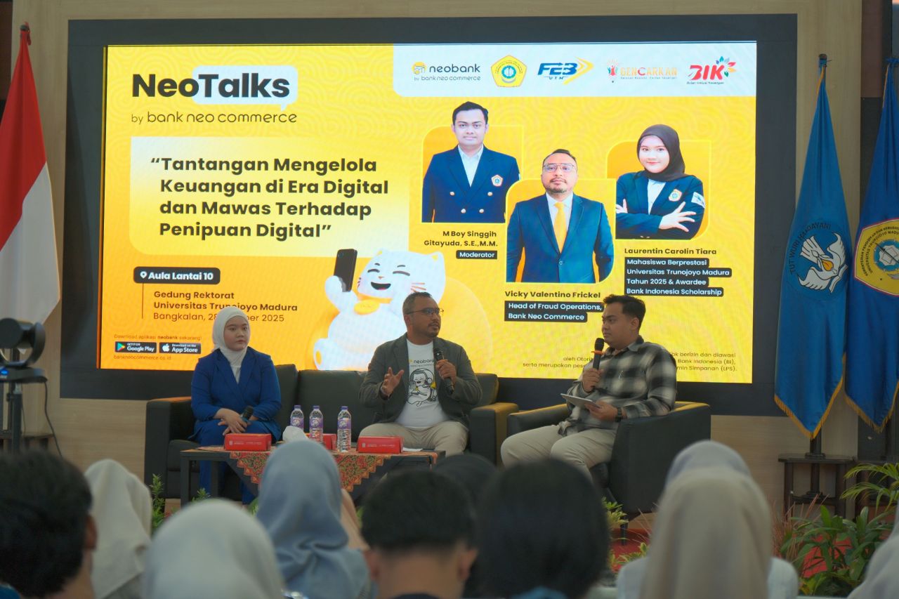 ki-ka Mahasiswa Berprestasi UTM Tahun 2025 & Awardee Bank Indonesia Scholarship, Laurentin Carolin Tiara Head of Fraud Operations PT Bank Neo Commerce Tbk, Vicky Valentino Frickel Moderator, M. Boy Singgih Gitayuda, S.E., M.M.