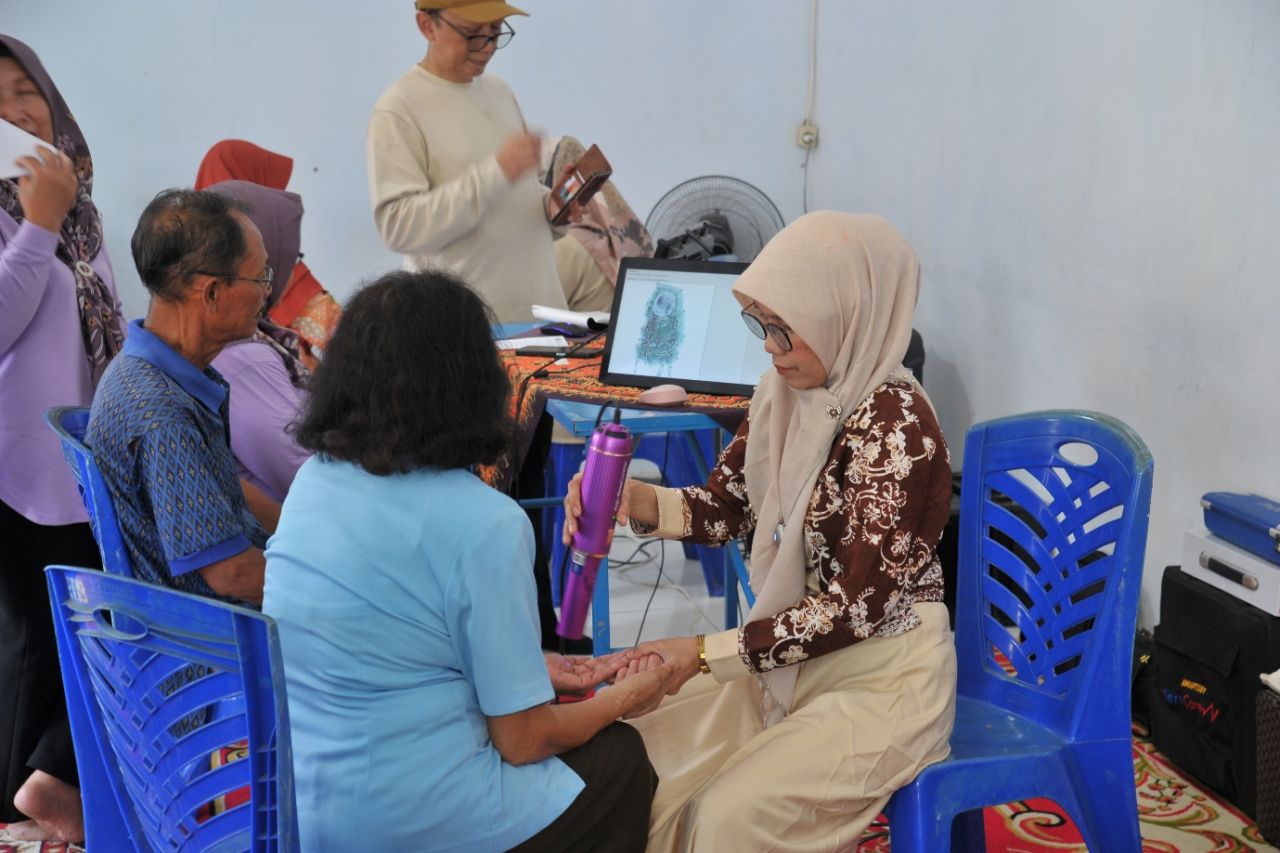Dukung Kesehatan Preventif, Farmasi Unair Gencarkan Edukasi dan Terapi iTeraCare untuk Ibu Rumah Tangga di Kediri