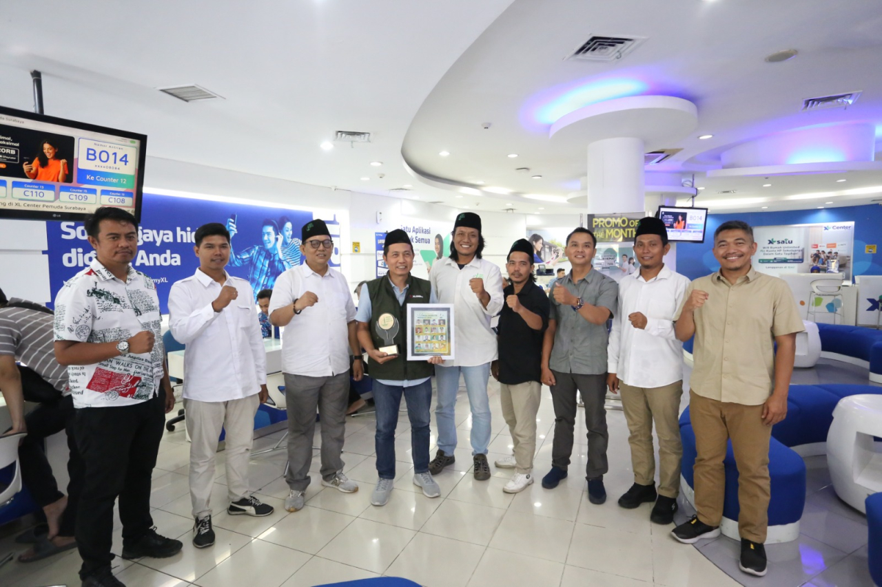 Perwakilan FJN berfoto bersama Dodik Ariyanto, penerima FJN Awards 2025. Foto: Dok/FJN