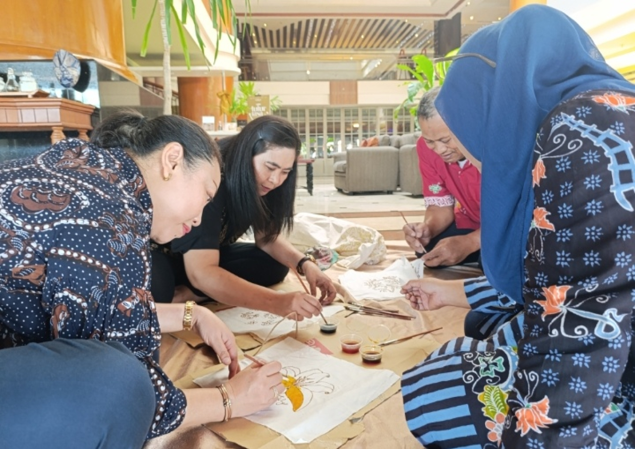 Rayakan Hari Batik Nasional, Verwood Hotel Kenalkan Filosofi Batik Khas Kota Pahlawan Kepada Tamu Hotel