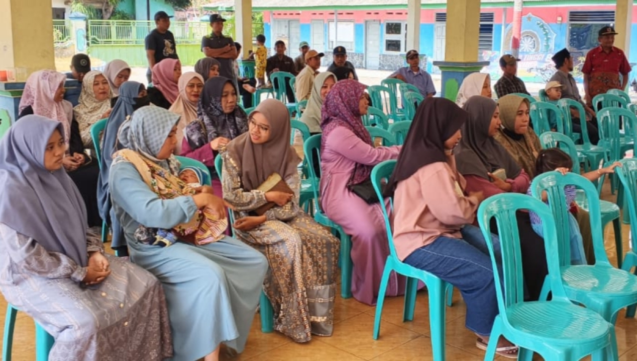 Guru kitab di Ambulu terima insentif dari Pemkab Jember. foto: Diskominfo Jember.
