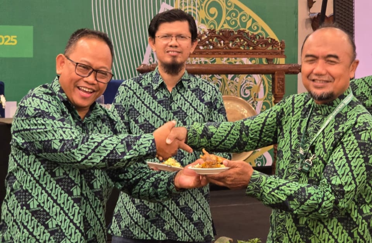 Jarot Warjito (kiri), setelah terpilih sebagai Ketua Umum Deprindo periode Ketua Umum Deprindo periode 2025-2028. Foto: Deprindo for Ayojatim