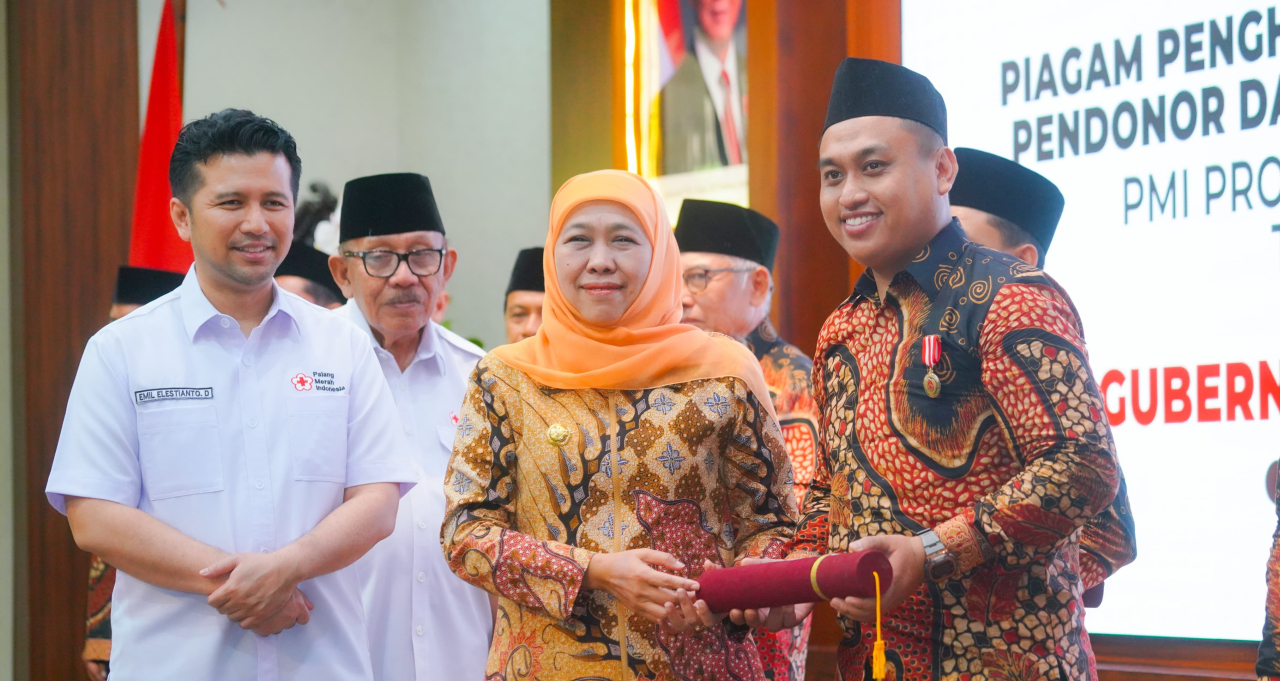 Gubernur Khofifah Serahkan Penghargaan Bagi 604 Pendonor Darah Sukarela 75 Kali