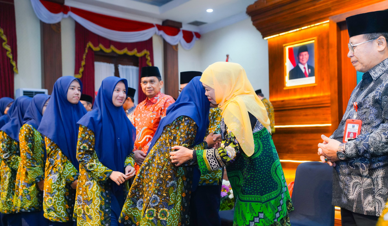 Gubernur Khofifah melepas Kafilah Jatim pada Seleksi Tilawatil Qur’an dan Hadis Tingkat Nasional (STQHN) XXVIII Tahun 2025 di Gedung Negara Grahadi Surabaya. foto: KIP for ayojatim.