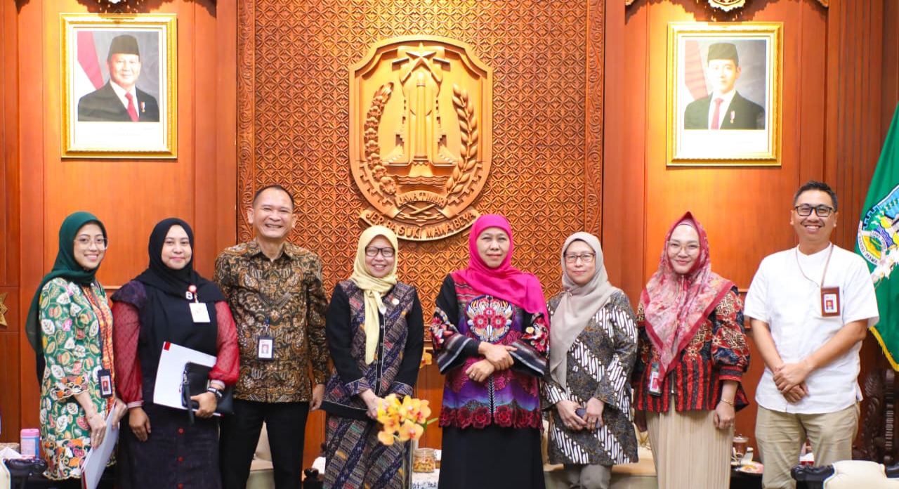 Gubernur Khofifah menerima audiensi Kepala OJK Provinsi Jawa Timur, Yunita Linda Sari beserta jajaran di Gedung Negara Grahadi, Surabaya. foto: KIP for ayojatim.