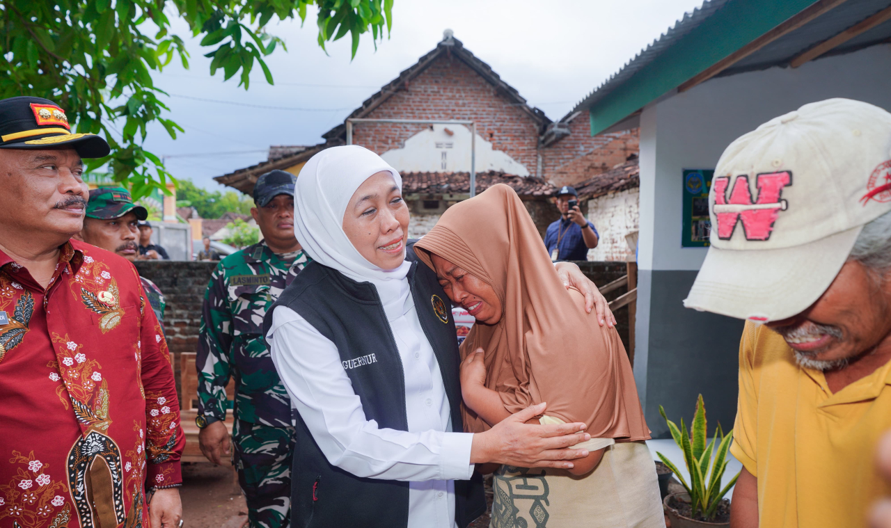 Gubernur Khofifah menyambangi warga Nganjuk penerima manfaat program Rutilahu. foto: KIP for ayojatim.