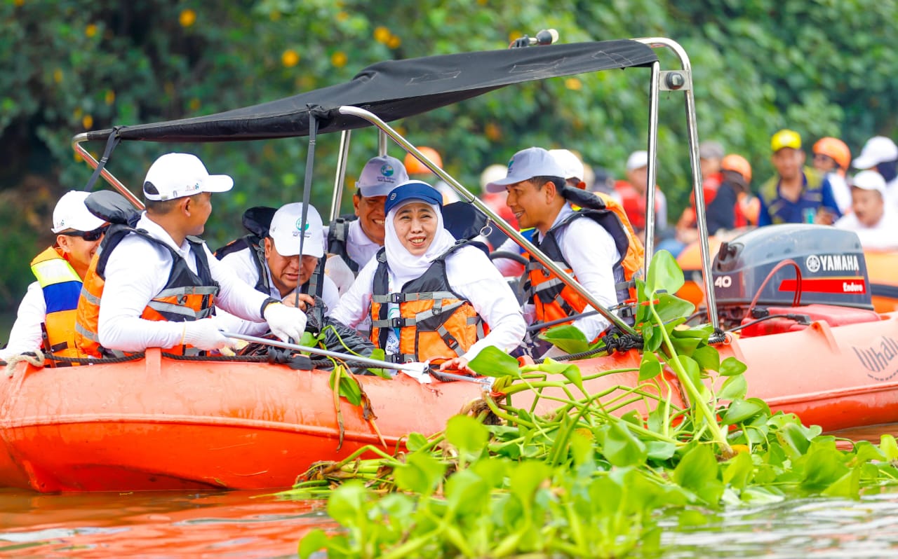 Gubernur Khofifah Bersama Pasukan Marinir Korps 2 TNI AL Aksi Susur dan Bersih Kali Surabaya