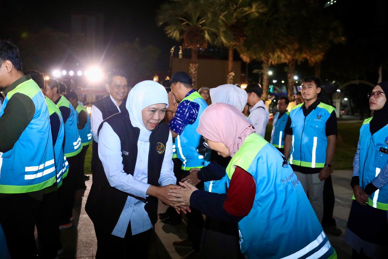 Gubernur Khofifah memberangkatkan 62 Tim Pelayanan Kesehatan (Yankes) Bergerak ke Pulau Kangean Kabupaten Sumenep. foto: KIP for ayojatim.