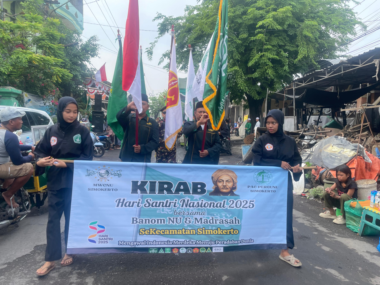 Kirab Resolusi Jihad dalam rangka Hari Santri 2025 di Simokerto, Surabaya.