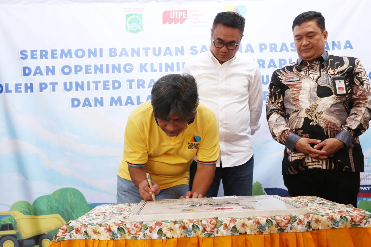 Founder dan CEO MAC, Mohammad Cahyadi, menandatangani prasasti pembukaan Klinik Fisioterapi Patria di Malang. Foto: Rumah Literasi Digital (RLD) 