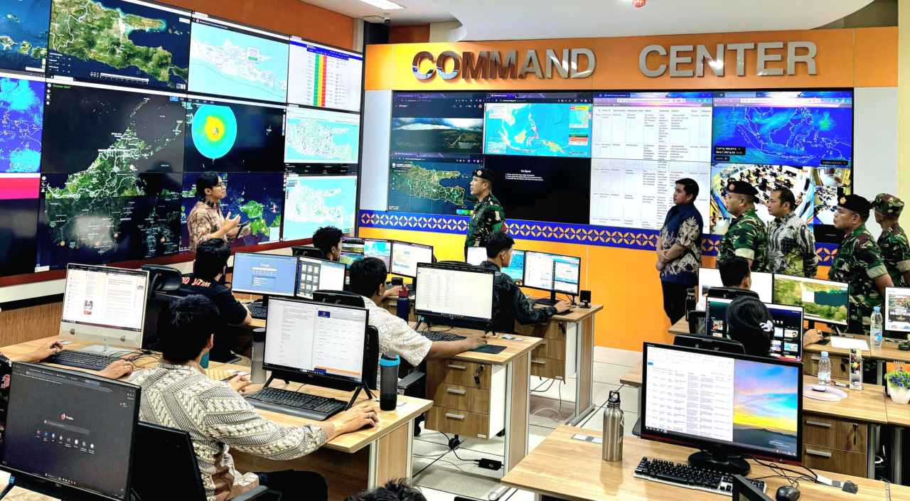 Tim Komando Gabungan Wilayah Pertahanan (Kogabwilhan) II mengunjungi Kantor BPBD Jatim, Jumat (10/10/2025). foto: bpbdjatim.
