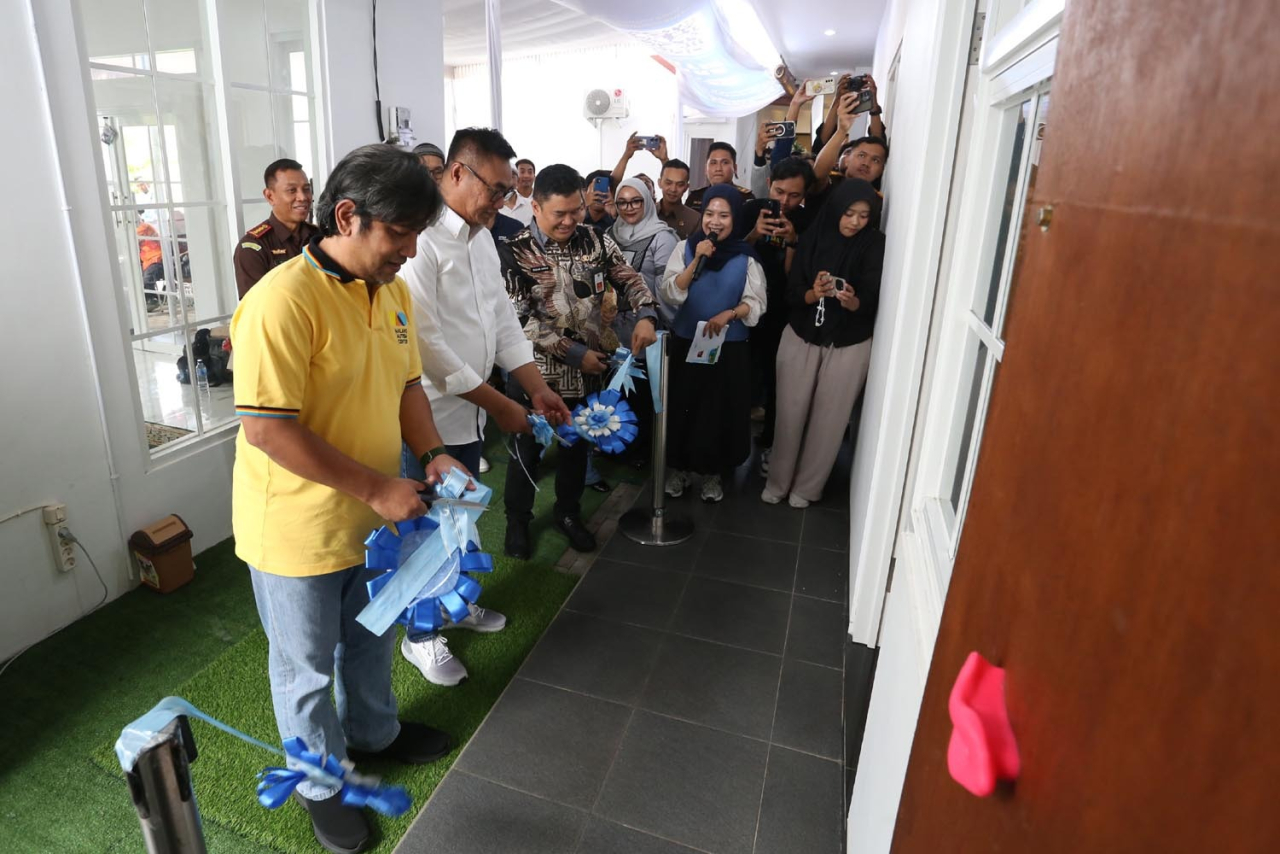 Prosesi pemotongan pita saat pembukaan Klinik Fisioterapi Patria, di Malang, Kamis (30/10/2025). Foto: Rumah Literasi Digital (RLD)