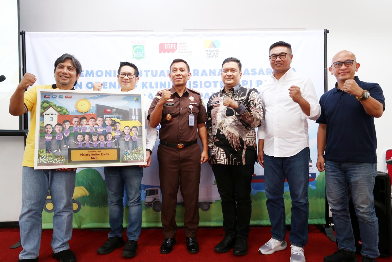 Foto bersama setelah acara pembukaan Klinik Fisioterapi Patria. Foto: Rumah Literasi Digital (RLD) 