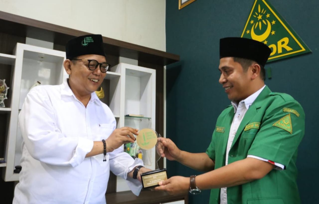 Ketua GP Ansor Jatim, H. Musaffa' Safril menerima penghargaan dari Forkom Jurnalis Nahdliyin. foto: Dok/FJN