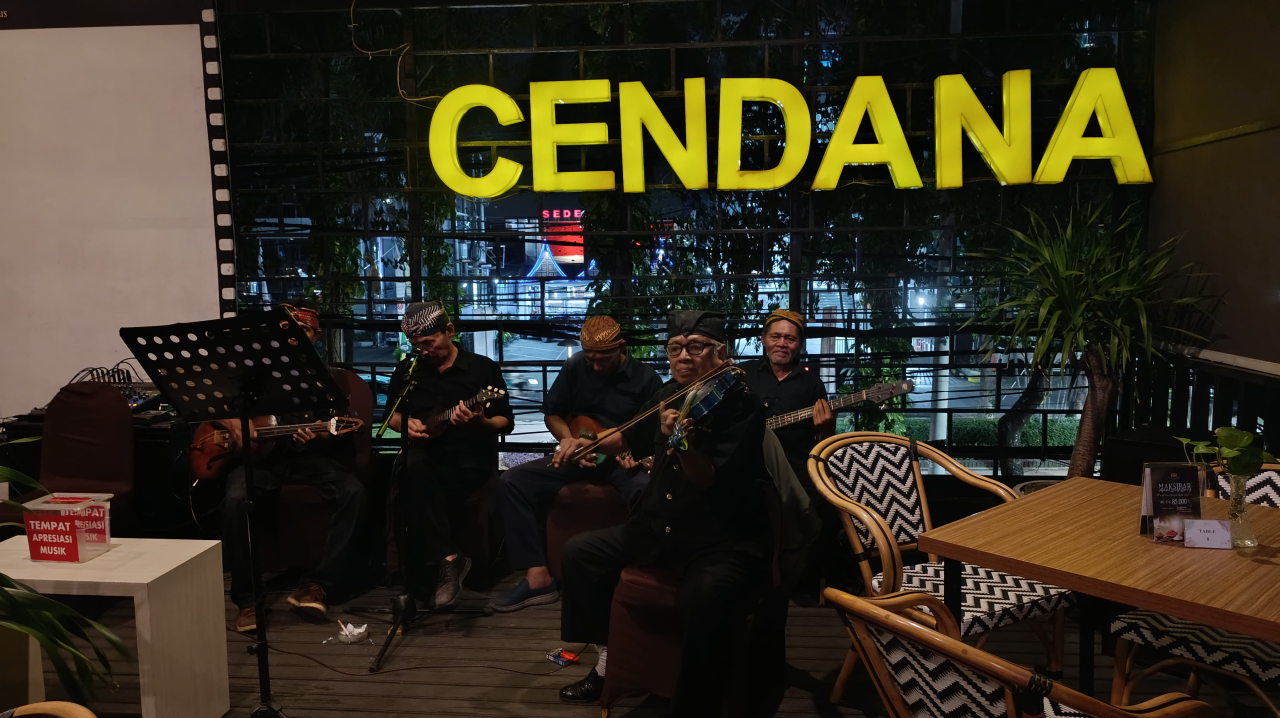 Musik Keroncong di Royal Angkringan Surabaya