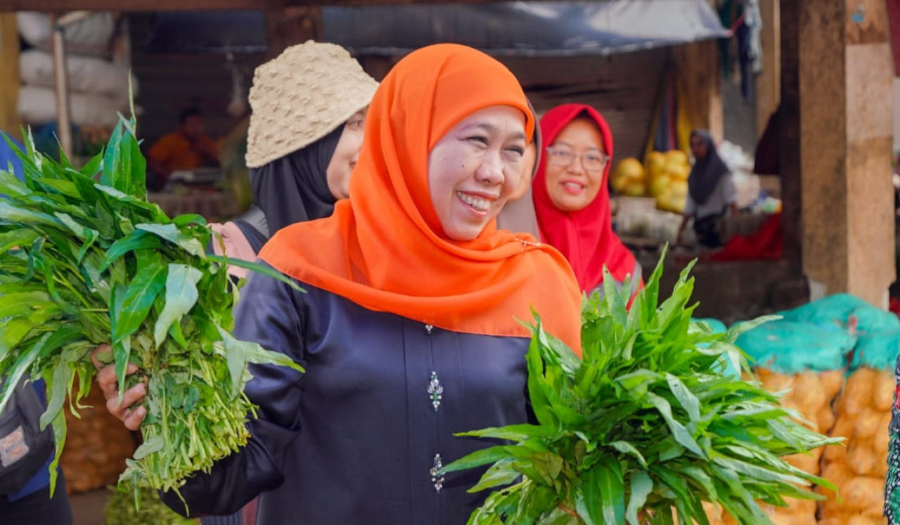 Gubernur Khofifah belanja dan berinteraksi dengan pedagang Pasar Plaosan, Magetan. foto: KIP for ayojatim.