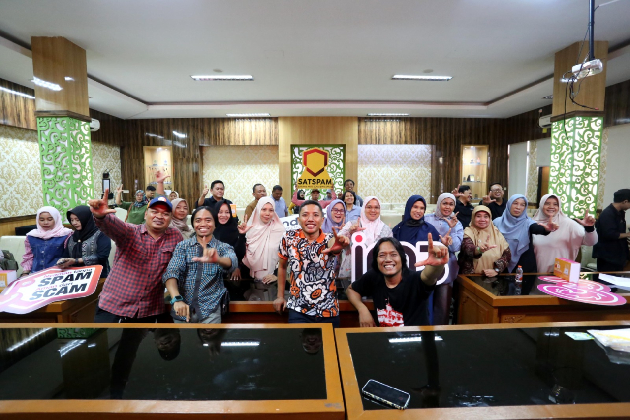 Para pelaku UMKM di Sidoarjo mendapatkan pelatihan dari Indosat dan Rumah Literasi Digital Digital (RLD) di Dinas Perindustrian dan Perdagangan Kabupaten Sidoarjo, Selasa (28/10/2025). Foto: RLD