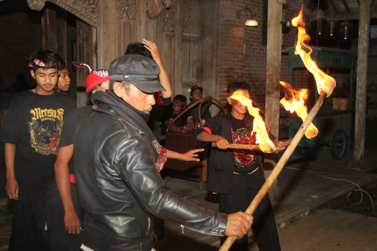 Jejak Ruang Hidup Tradisi Majapahit: Pesta Budaya Rakyat di Omah Bapak Trawas Dalam Rangka 80th Hari Jadi Jawa Timur