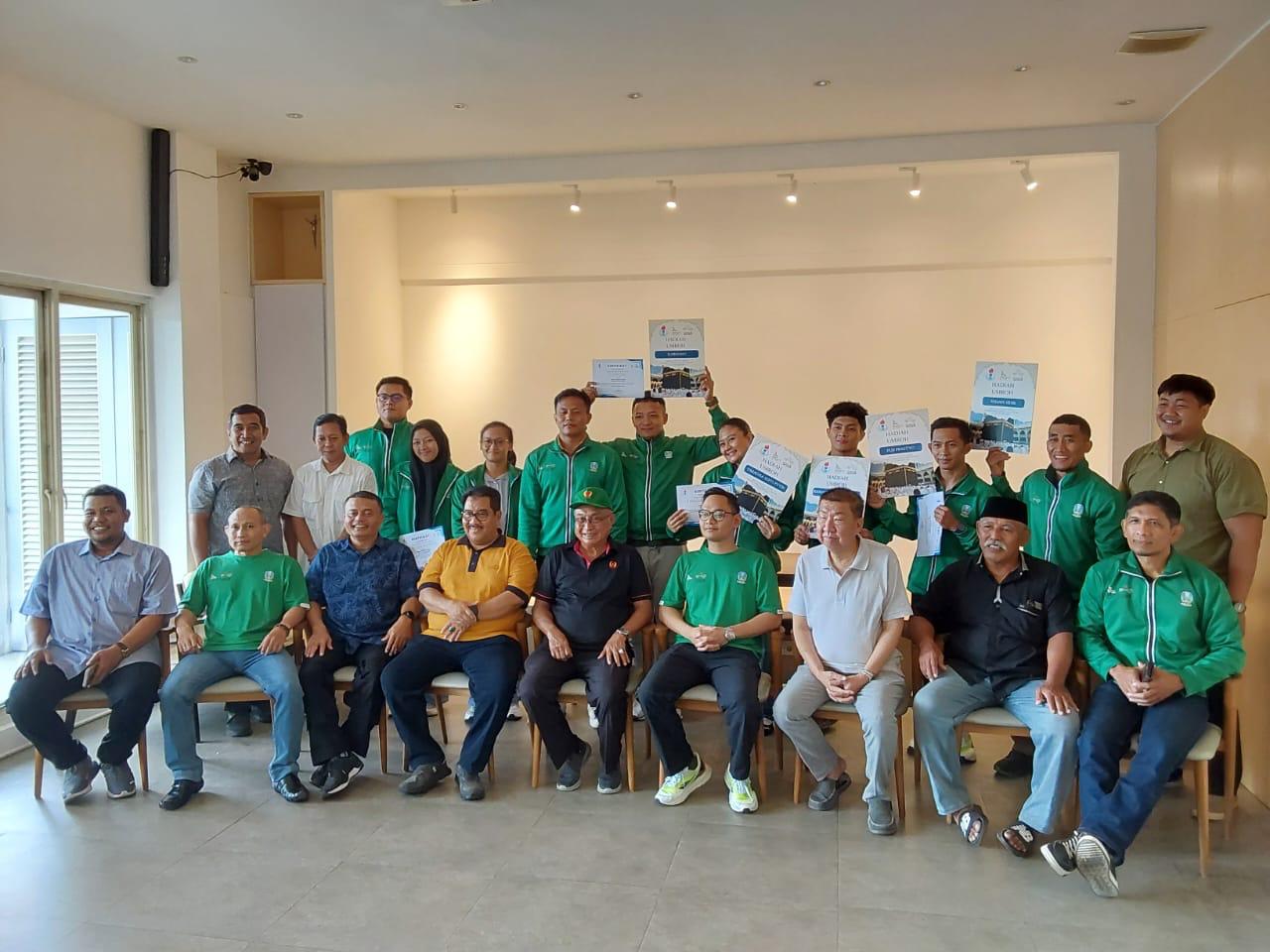 Para atlet Gulat Jatim berfoto bersama dengan para pengurus PGSI Jatim setelah penyerahan hadiah umroh, Minggu (26/10/2025). Foto: Ayojatim