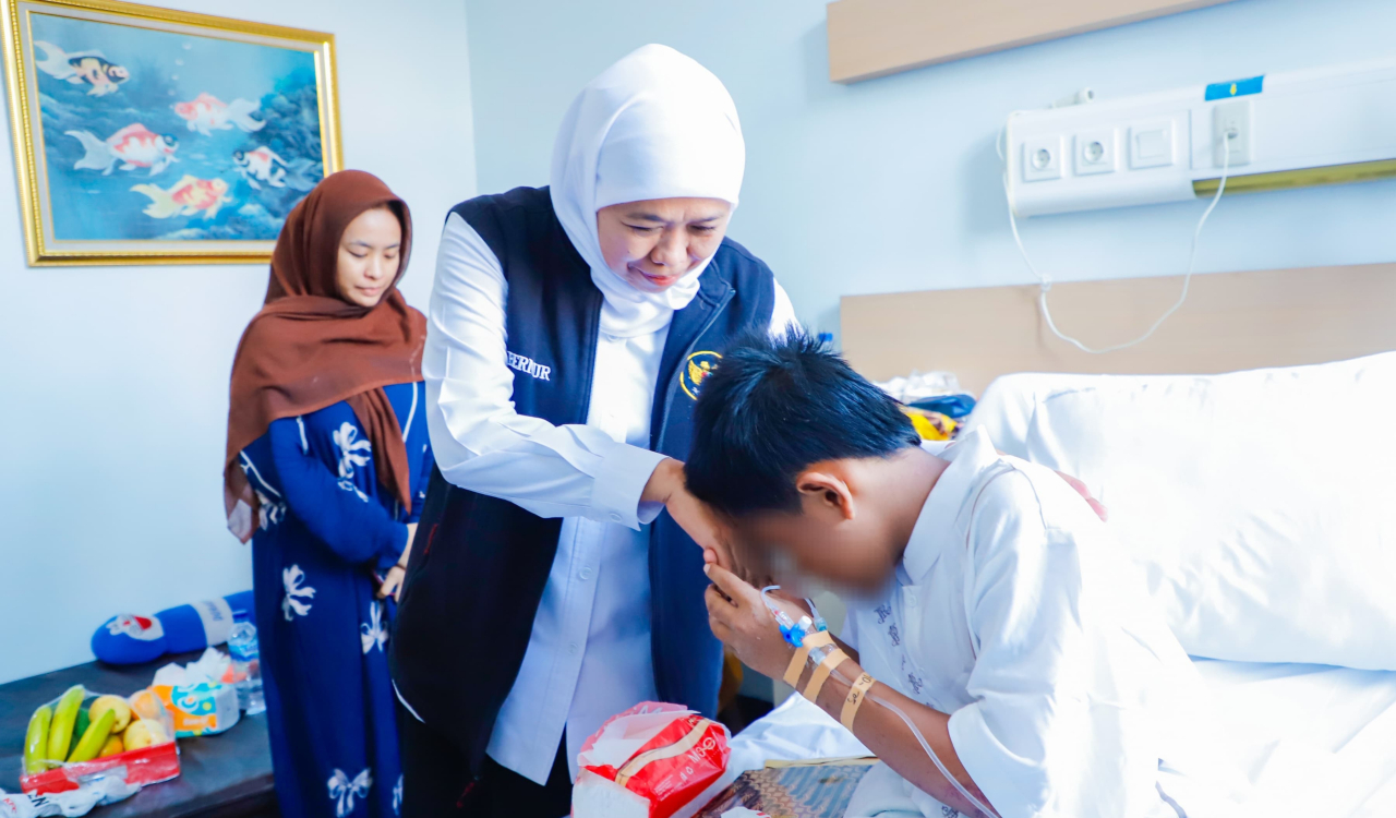 Gubernur Khofifah Beri Semangat dan Doakan Kesembuhan Pasien Selamat Musibah Ponpes Al Khoziny di Rumah Sakit