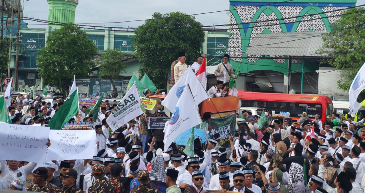 Ribuan Santri dan Alumni Pesantren se-Jatim Aksi Protes Tayangan Xpose Uncensored Trans7 di DPRD Jatim