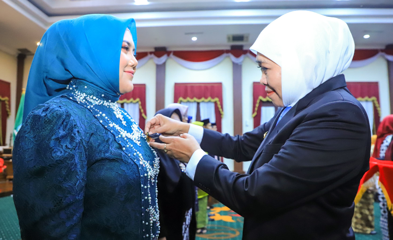 Gubernur Khofifah Tuntaskan Penyematan Tanda Kehormatan Satyalancana Karya Satya kepada 653 ASN Pemprov Jatim