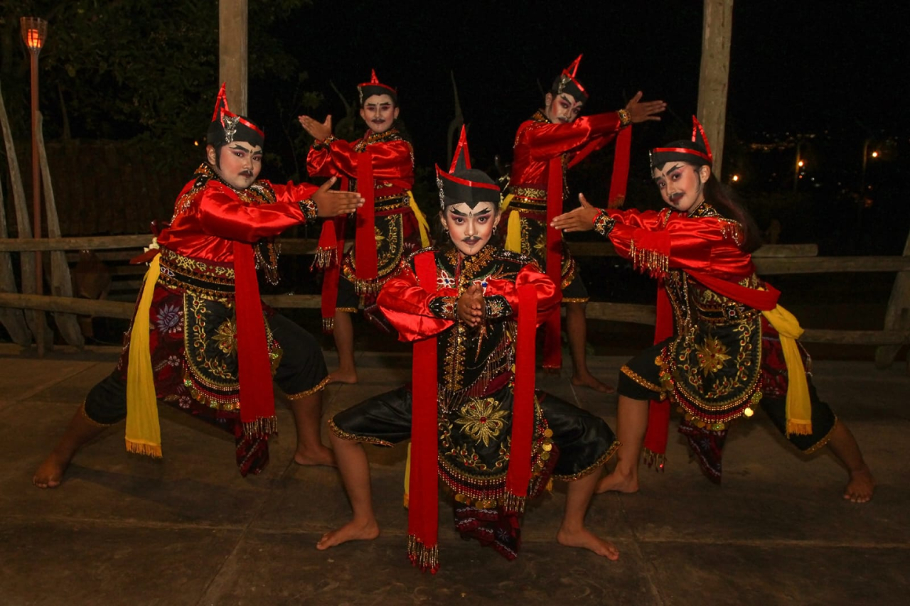 Para penari Remo saat tampil di acara pesta Budaya Rakyat di Omah Bapak Trawas. 