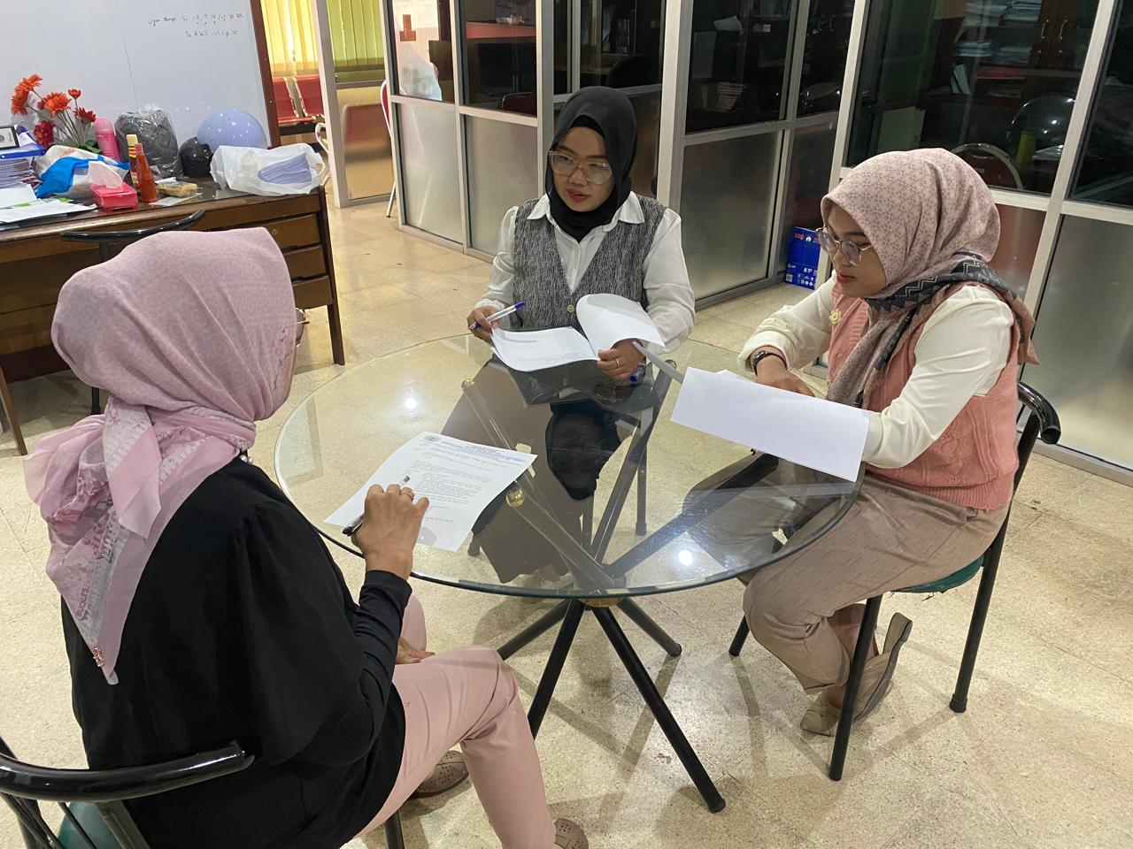 Tim Peneliti melakukan wawancara mendalam dengan mahasiswa pengguna PayLater.