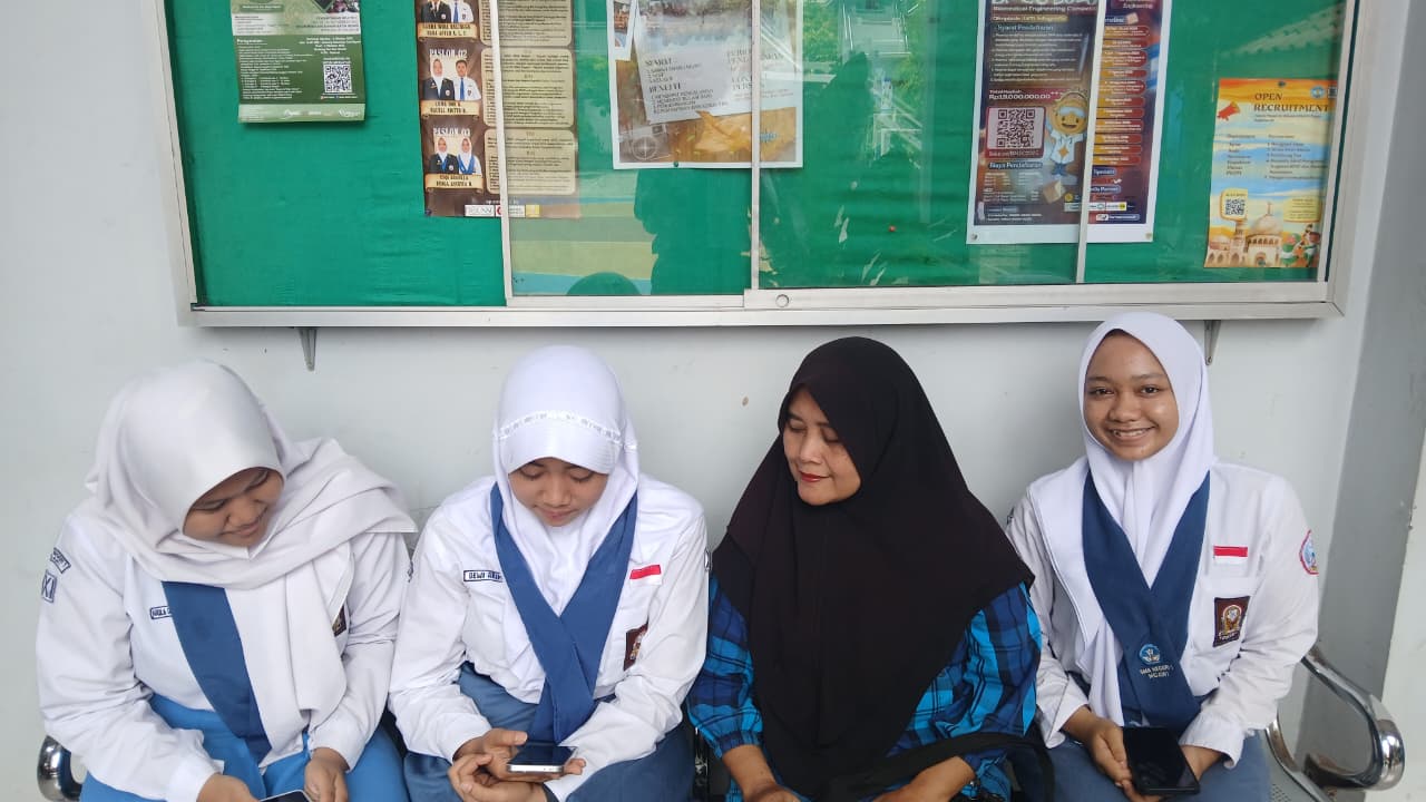 Tim Peneliti melakukan wawancara mendalam dengan siswa SMA pengguna PayLater. 