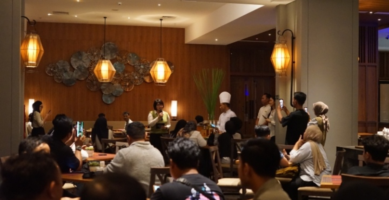 General Manager Kokoon Hotel Banyuwangi, Weni Kristanti saat sambutan di Ijen Restaurant