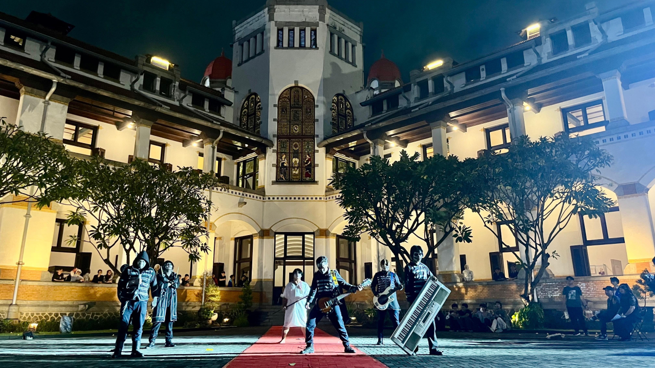 Kegiatan musik berlatar belakang LAWANG Sewu Semarang. Foto: Dok-KAI Wisata