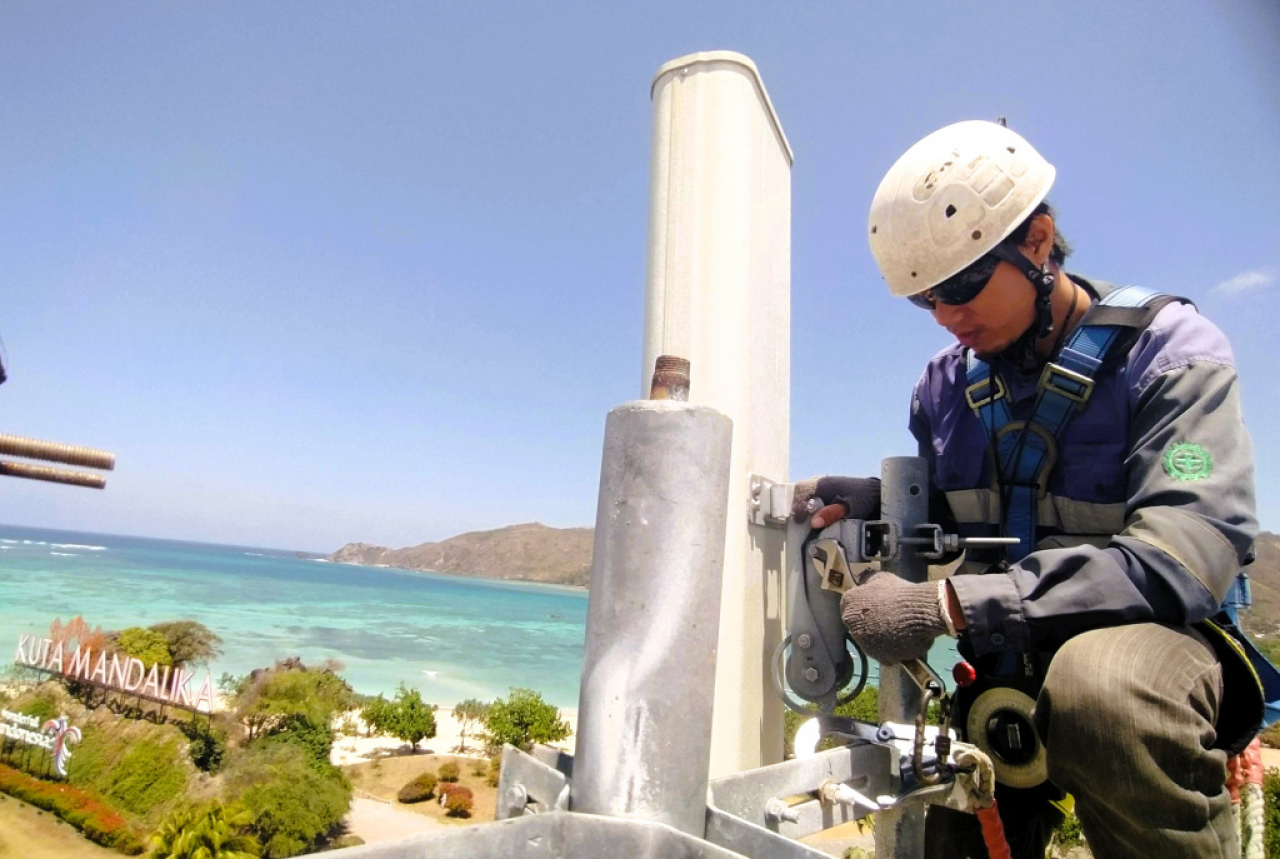 XLSMART mengerahkan tim penuh untuk memastikan jaringan kami dalam kondisi prima selama MotoGP berlangsung. Foto/XLSMART