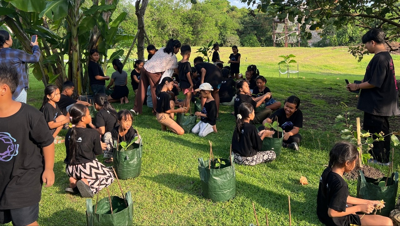 Proses anak-anak menanam pohon Jati.