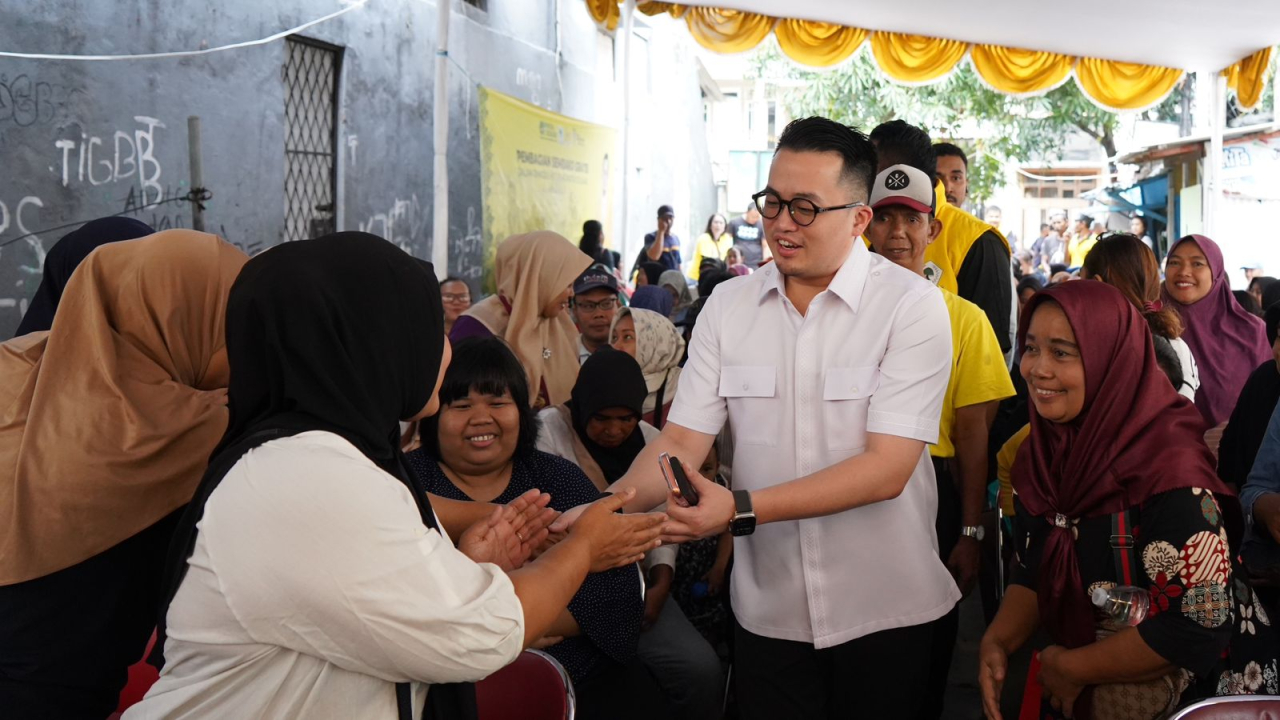 HUT Partai Golkar le-61th Abraham Sridjaja Bagikan Sembako Usai Kampanye. Dekatkan Diri dengan Warga Lewat Aksi Nyata