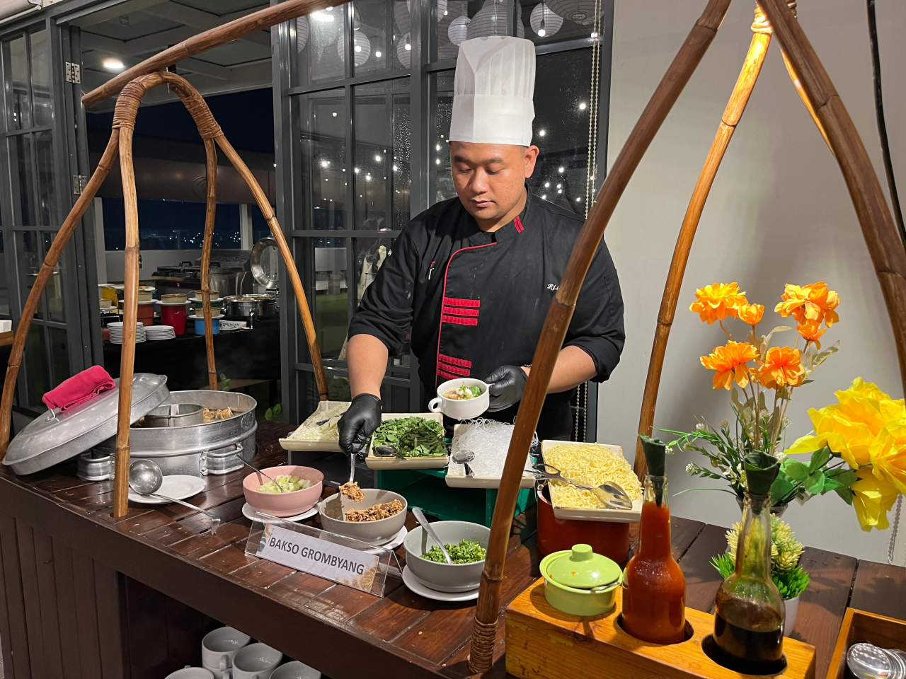 Pasar Langit Angkringan Senja, Sensasi Ngangkring Naik Kelas di Rooftop Luminor Hotel Sidoarjo