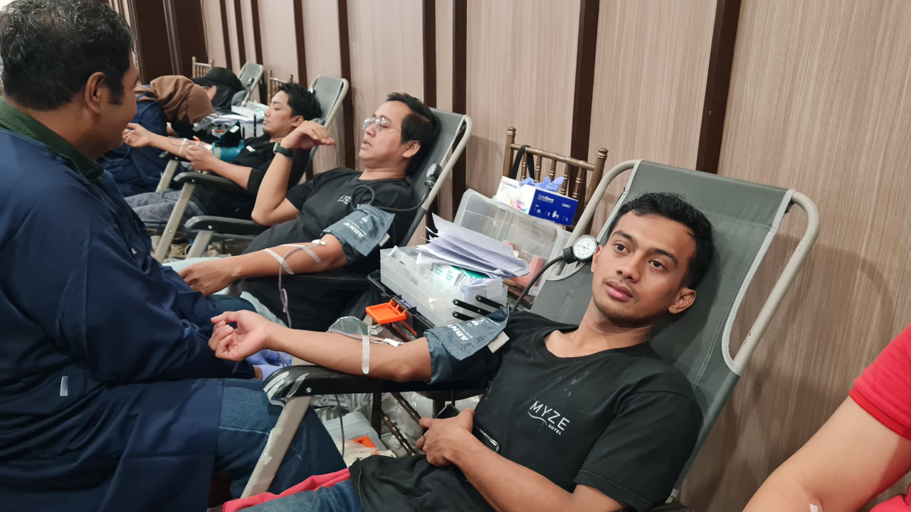 Warga antusias mengikuti acara donor darah di MYZE Hotel Sumenep, Senin (3/11/2025). Foto: Ayojatim