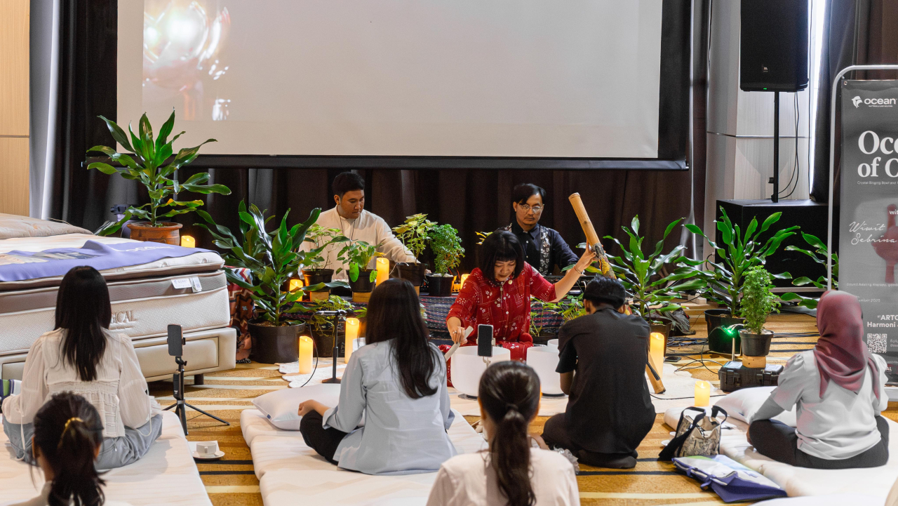 Meditasi penyembuhan bertajuk “Harmonic Release” ARTOTEL Harmoni Jakarta, Minggu (16/11/2025). Foto: Artotel Harmoni Jakarta