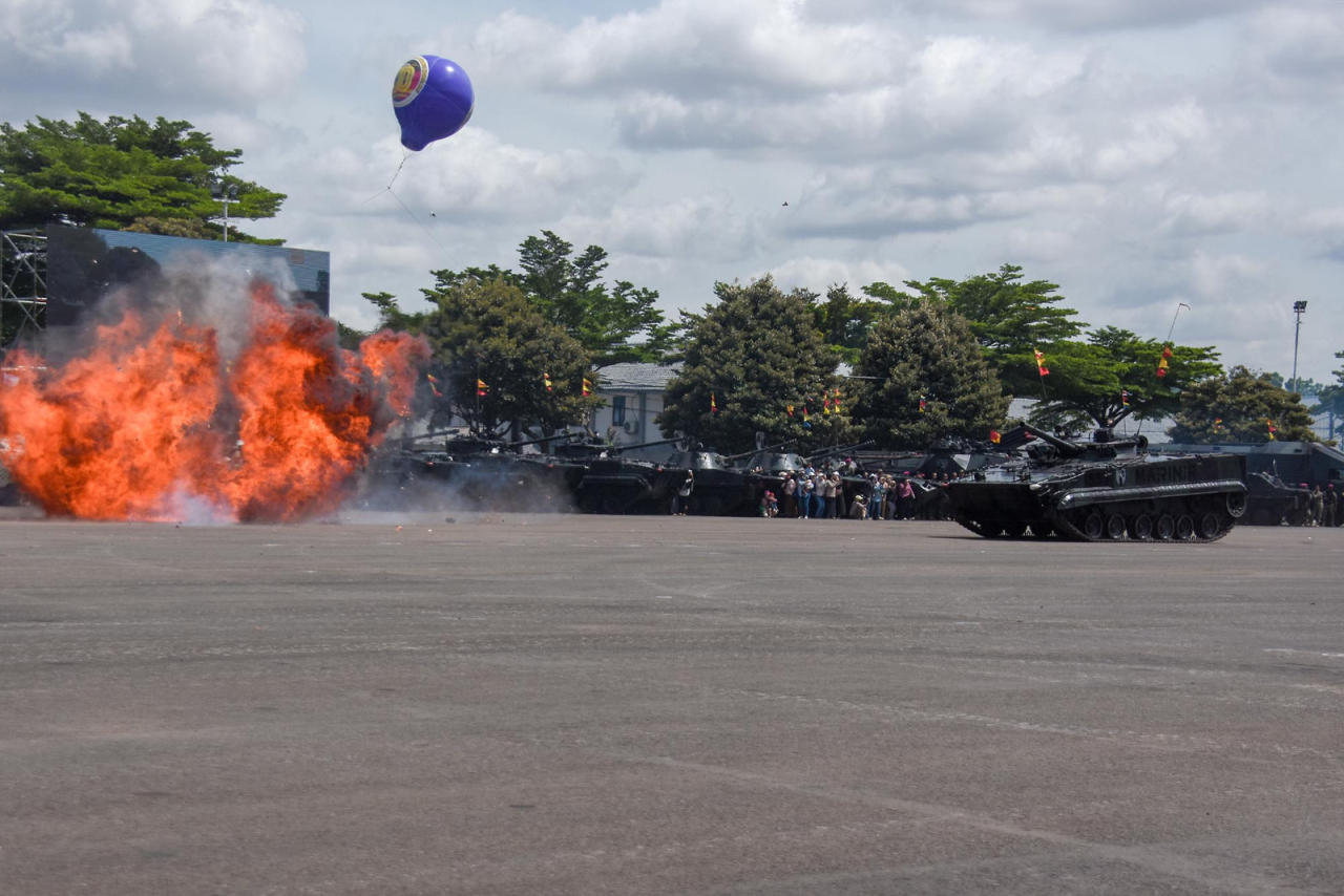 Aksi Heroik Para Ksatria Baret Ungu, pada saat Upacara Peringatan Hari Ulang Tahun (HUT) ke-80 Korps Marinir tahun 2025, Senin (17/11/2025). Foto: Dok-TNI AL/ Dispen Komar