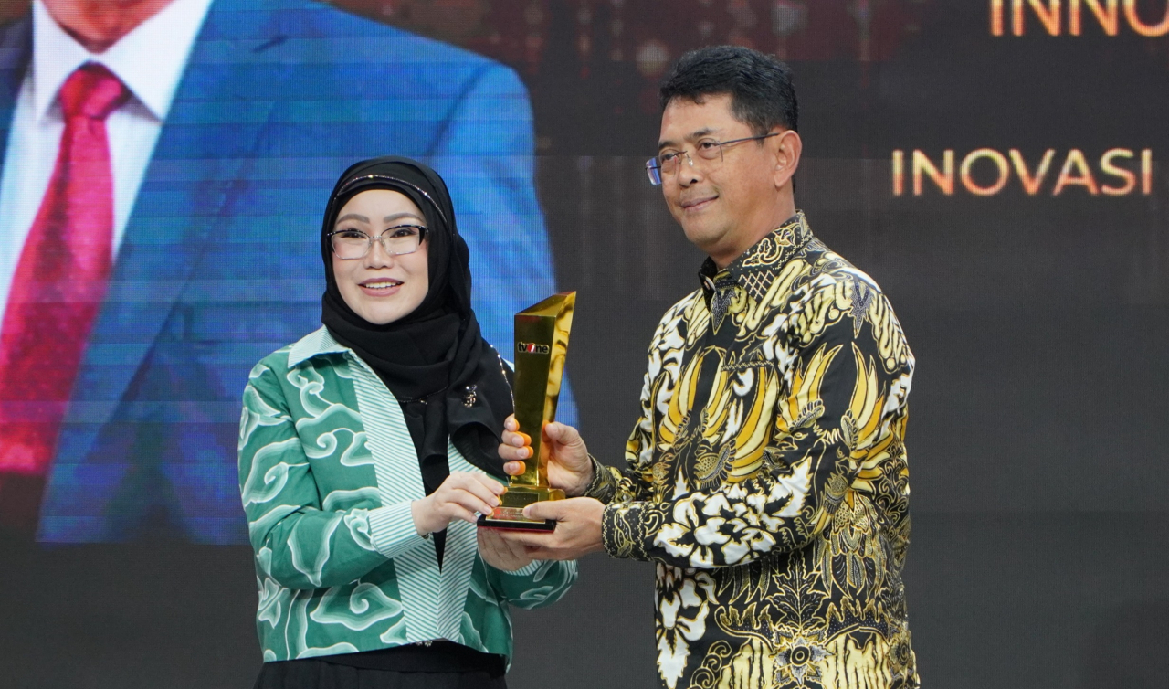 Direktur Utama Bank Jatim Winardi Legowo menerima penghargaan dari TV One. foto: bankjatim for ayojatim.