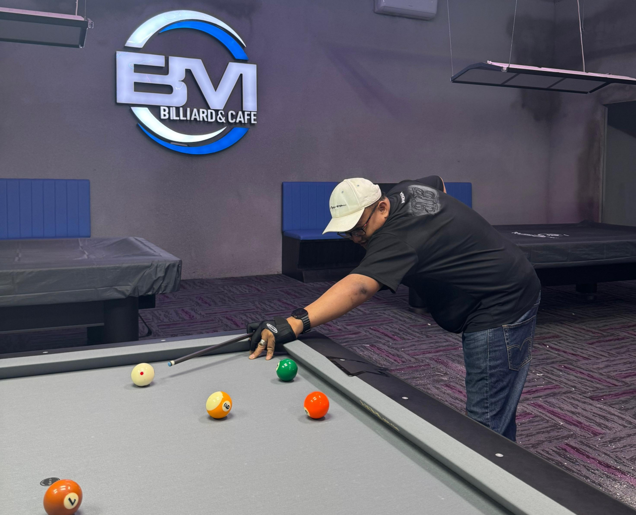 Salah satu pengunjung mencoba arena billiard di BM Billiards & Cafe Pamekasan. Foto: Ayojatim