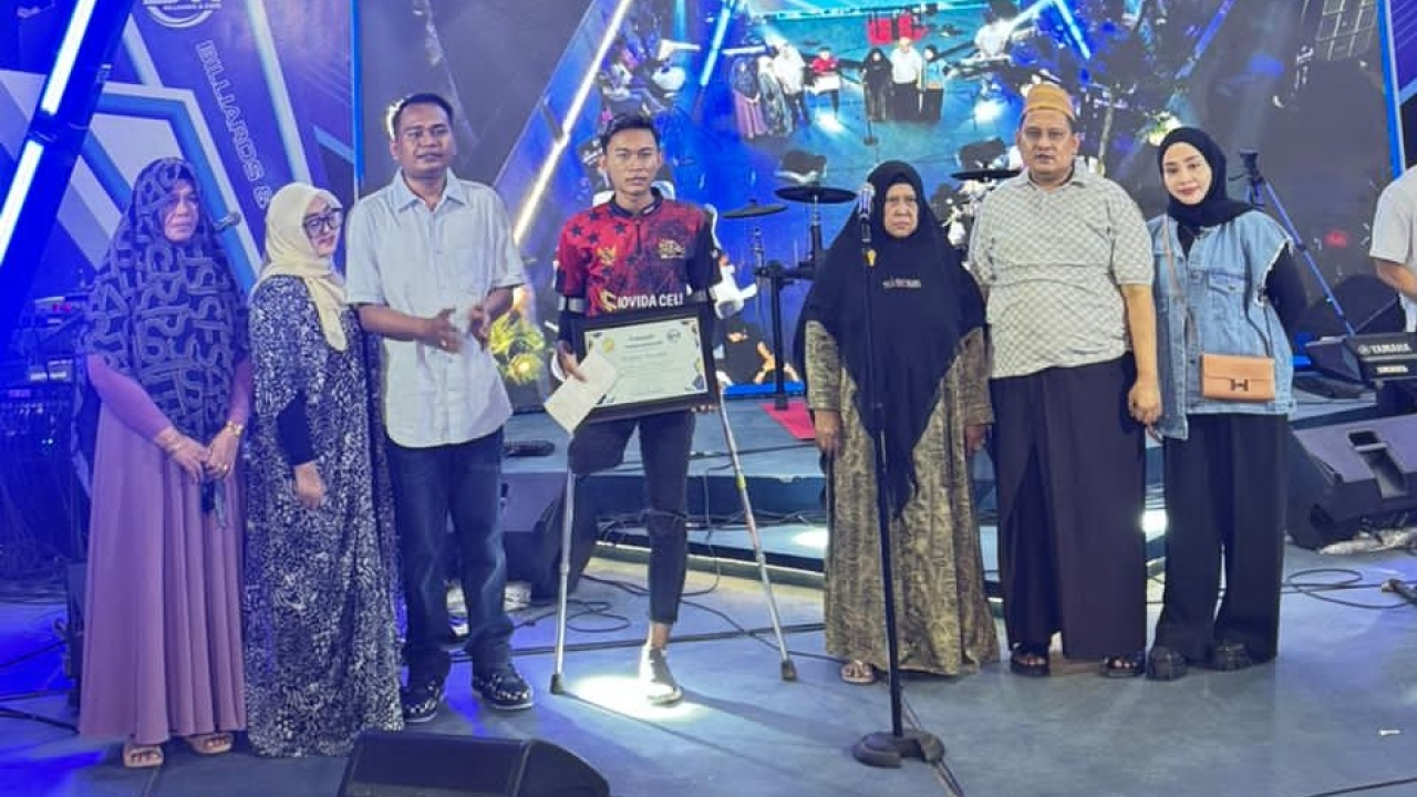 Owner BM Billiards & Cafe, H. Mohammad Rofiki dan H. Khairul Umam (Hm Her), beserta keluarga saat acara pembukaan BM Billiards & Cafe, Pamekasan, Sabtu (29/11/2025). Foto: Ayojatim